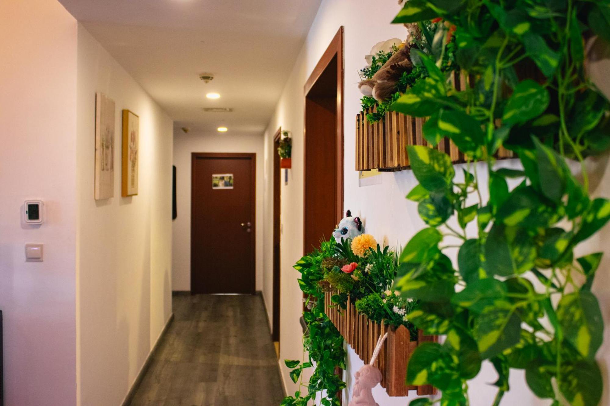 Lunar Hostel 96 Дубай Екстериор снимка
