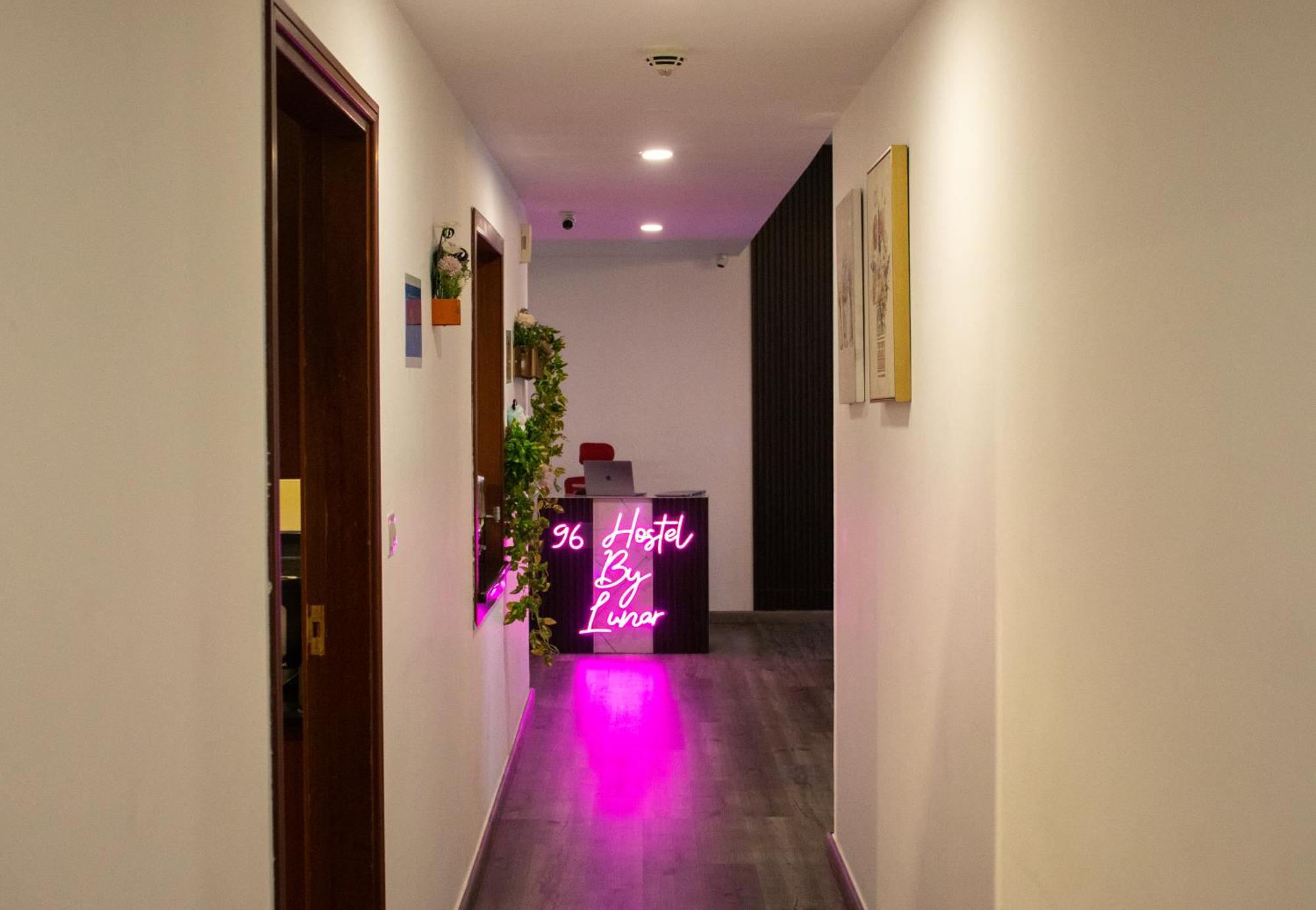 Lunar Hostel 96 Дубай Екстериор снимка