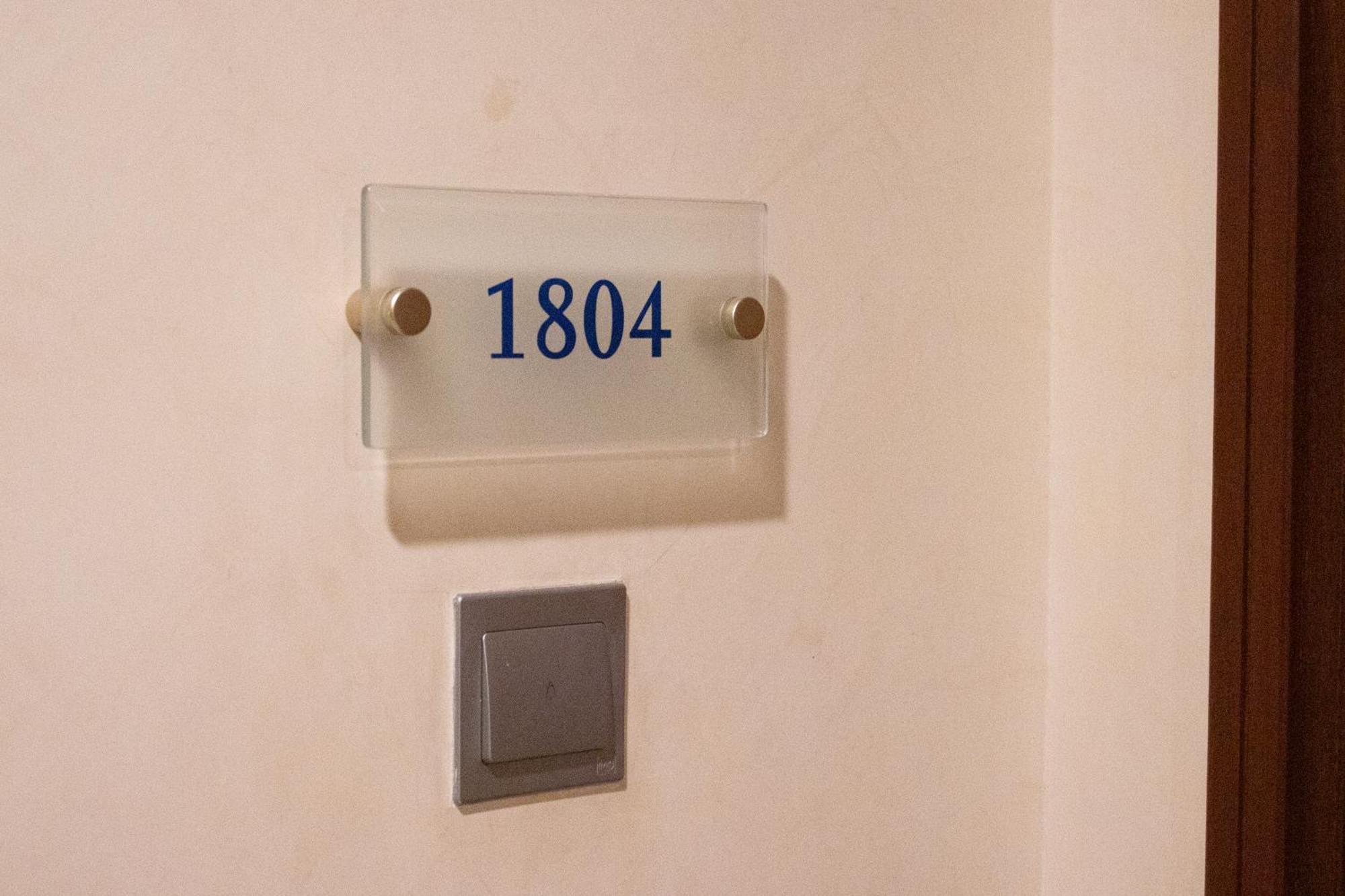 Lunar Hostel 96 Дубай Екстериор снимка